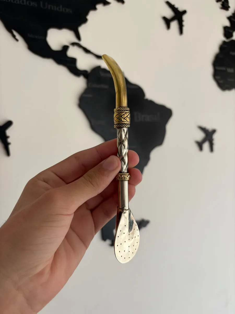 Bombilla de alpaca curva con detalles cincelados