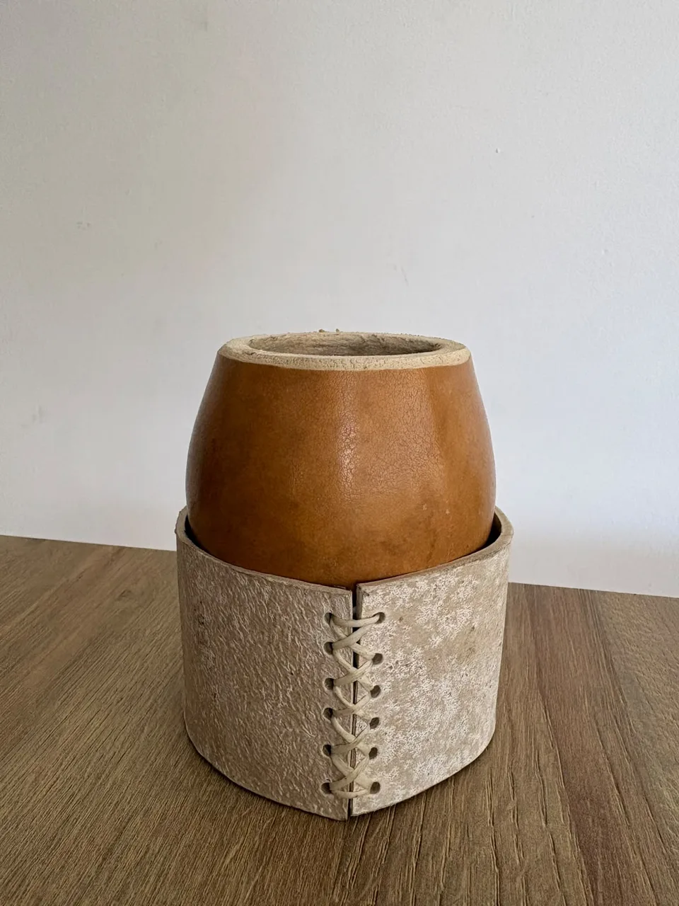 Mate coquito de calabaza natural con funda de cuero crudo cosida a mano