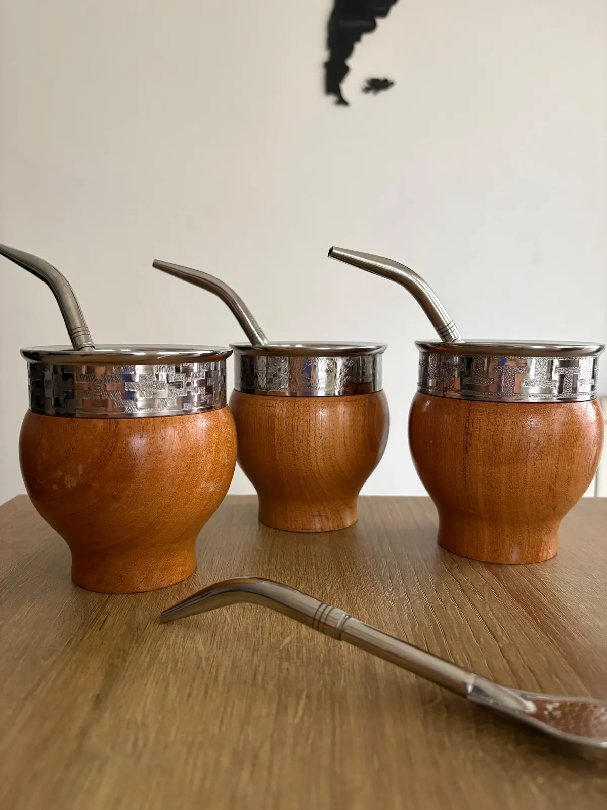 Mates criollos de madera con virola de alpaca, parte de la selección de San Martín Mates