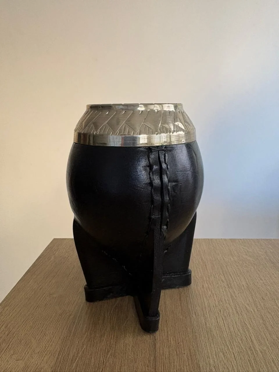 Mate Torpedo cincelado, con funda de cuero y virola de alpaca cincelada